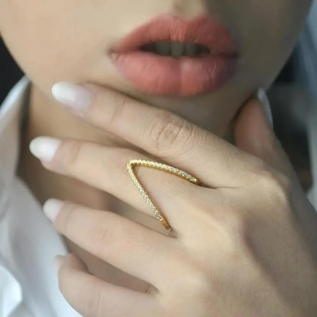 V -SHAPE DIAMOND RING